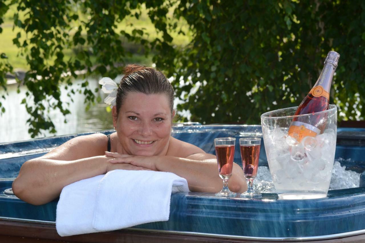 Revontuli Resort Glass Igloos Hankasalmi Esterno foto